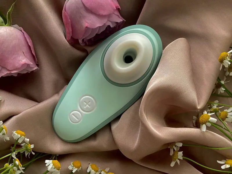 Womanizer Liberty 2 輕巧陰蒂高潮吸啜器｜升級版空氣脈衝智慧感應旅行款 - Luvlab
